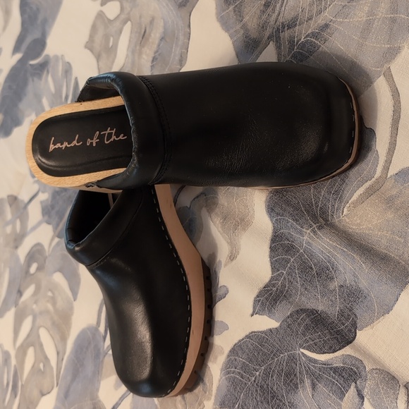 band of the free Caldera Block Heel Clog - Picture 2 of 6